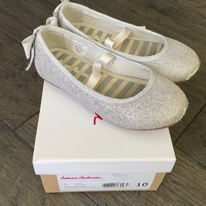 Hanna Andersson Silver Glitter Flats w/ Bow Sofia